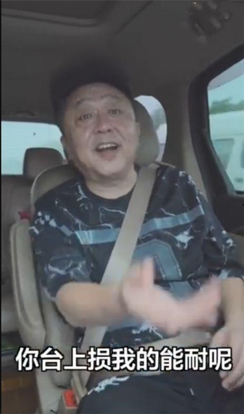 台上采访探头吃瓜,揭秘采访探头下的“吃瓜”真相