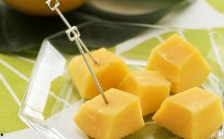 小女孩吃哈密瓜好不好,小女孩健康成长的甜蜜选择