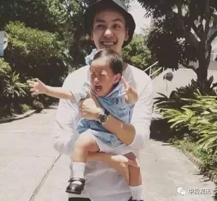 抱着娃娃吃瓜,温馨亲子时光