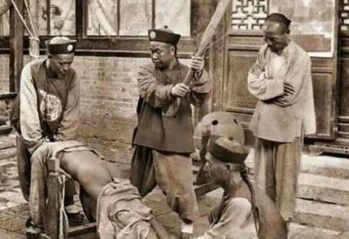 吃瓜打板子场面图,场面火爆引人热议