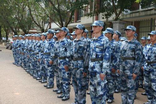 吃瓜看军训图片,吃瓜群众围观青春风采